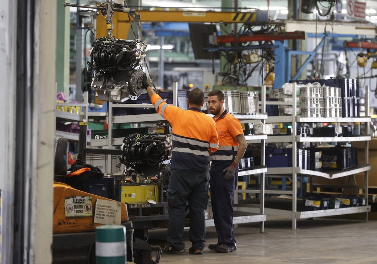 Dos trabajadores en una fábrica en una imagen de archivo