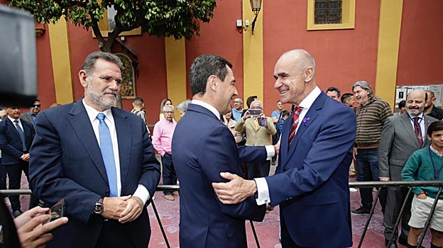 Juanma Moreno saluda a Antonio Muñoz