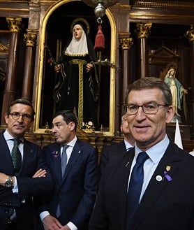 Imagen secundaria 2 - Arriba el presidente del PP en el templo de San Lorenzo, al fono el paso de Jesús ante Anás, a pìe de página en casa Ricardo y a la derecha en San Nicolás 