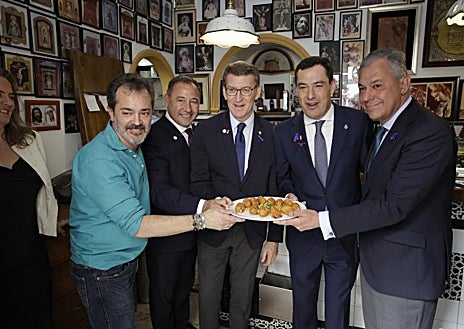 Imagen secundaria 1 - Arriba el presidente del PP en el templo de San Lorenzo, al fono el paso de Jesús ante Anás, a pìe de página en casa Ricardo y a la derecha en San Nicolás 
