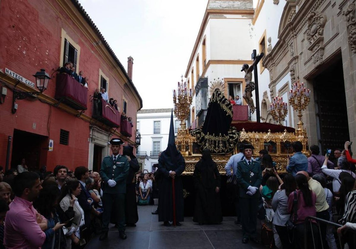 El Santísimo Cristo de las Misericordias en su salida de la parroquia de Santa Cruz