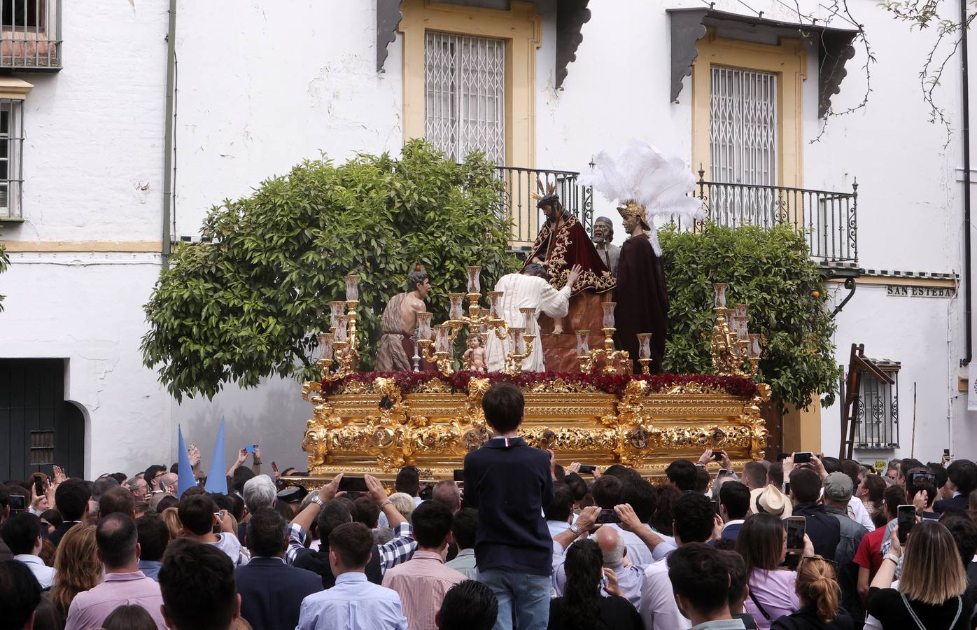 Salida de la hermandad de San Esteban en el Martes Santo de la Semana Santa de Sevilla 2023