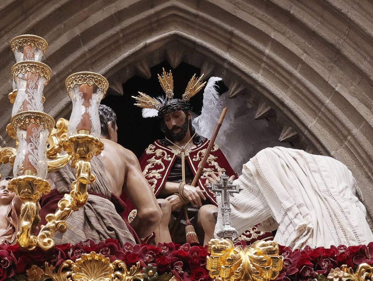 Salida de la hermandad de San Esteban en el Martes Santo de la Semana Santa de Sevilla 2023