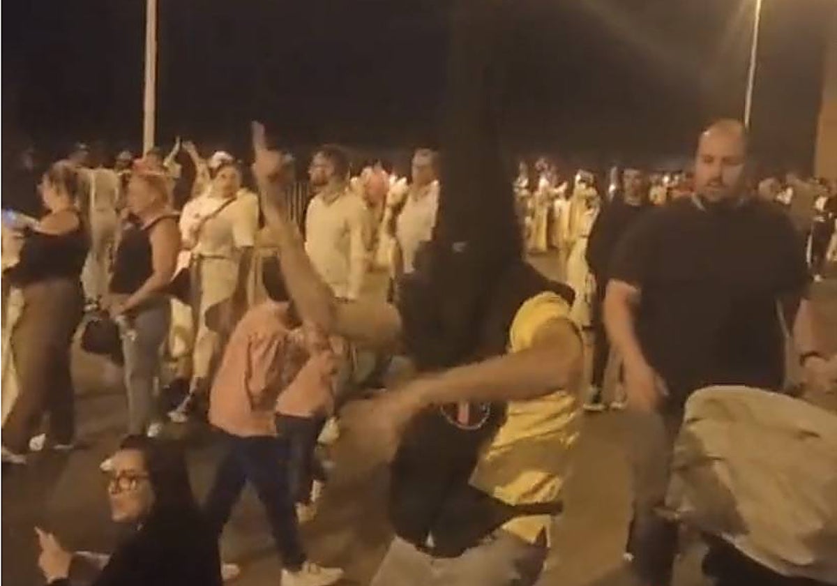 Captura del vídeo colgado en Tiktok donde aparece un joven bailando con el antifaz de la hermandad del Polígono San Pablo