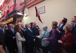 Los empresarios de Sevilla descubren una placa en homenaje a Juan Robles