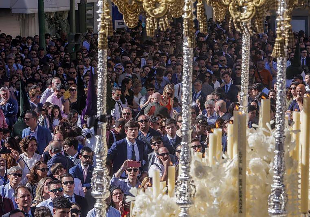 Una multitud se agolpa para presenciar la llegada del palio de una Virgen en el Centro de Sevilla
