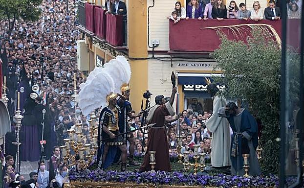El público suele colmatar la calle Orfila y sus alrededores para ver la salida de los Panaderos