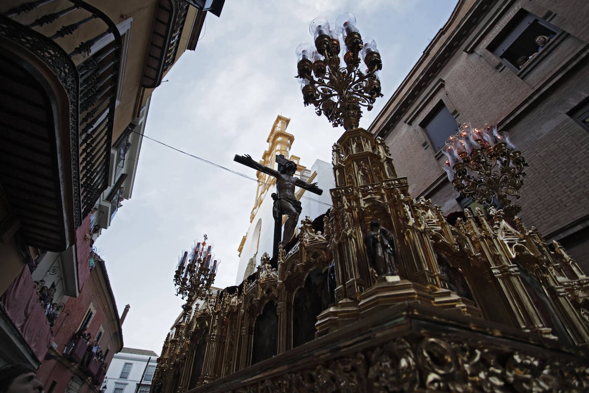 Imágenes de la Hermandad de Santa Cruz durante su estación de penitencia del Martes Santo