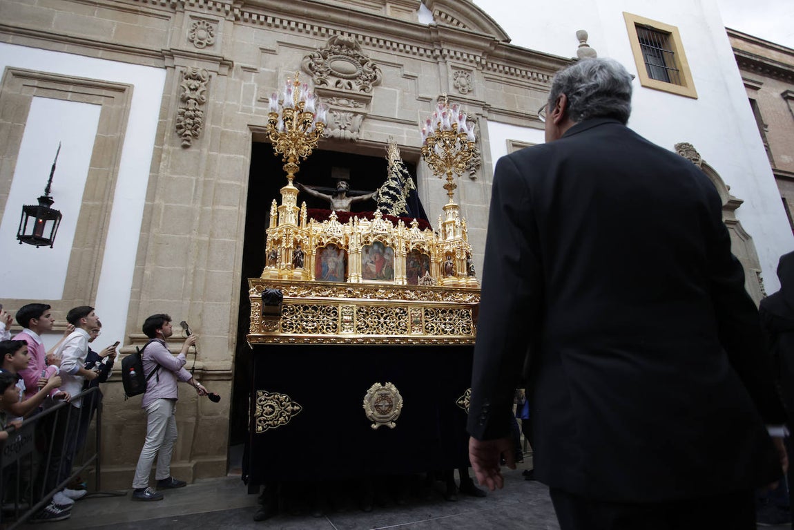 Imágenes de la Hermandad de Santa Cruz durante su estación de penitencia del Martes Santo