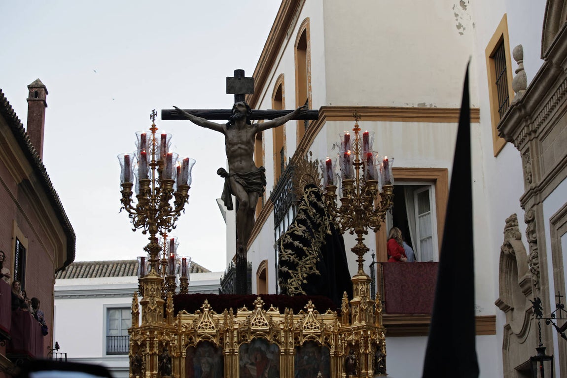 Imágenes de la Hermandad de Santa Cruz durante su estación de penitencia del Martes Santo