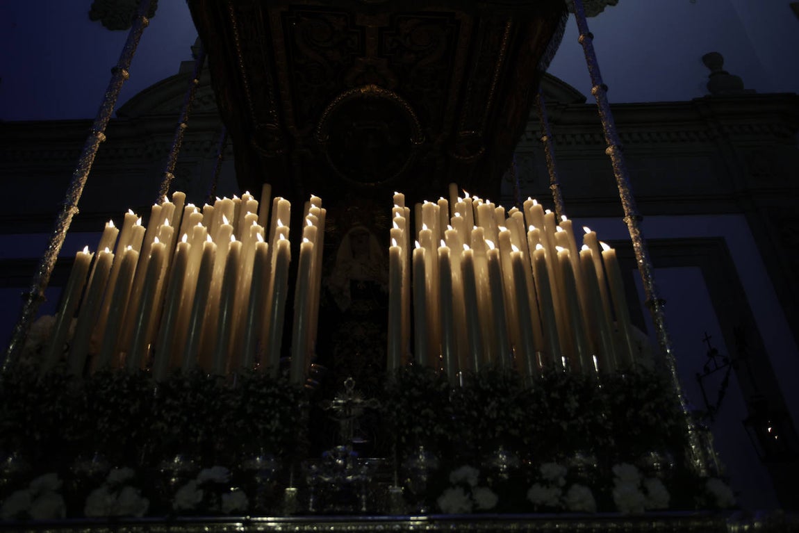 Imágenes de la Hermandad de Santa Cruz durante su estación de penitencia del Martes Santo