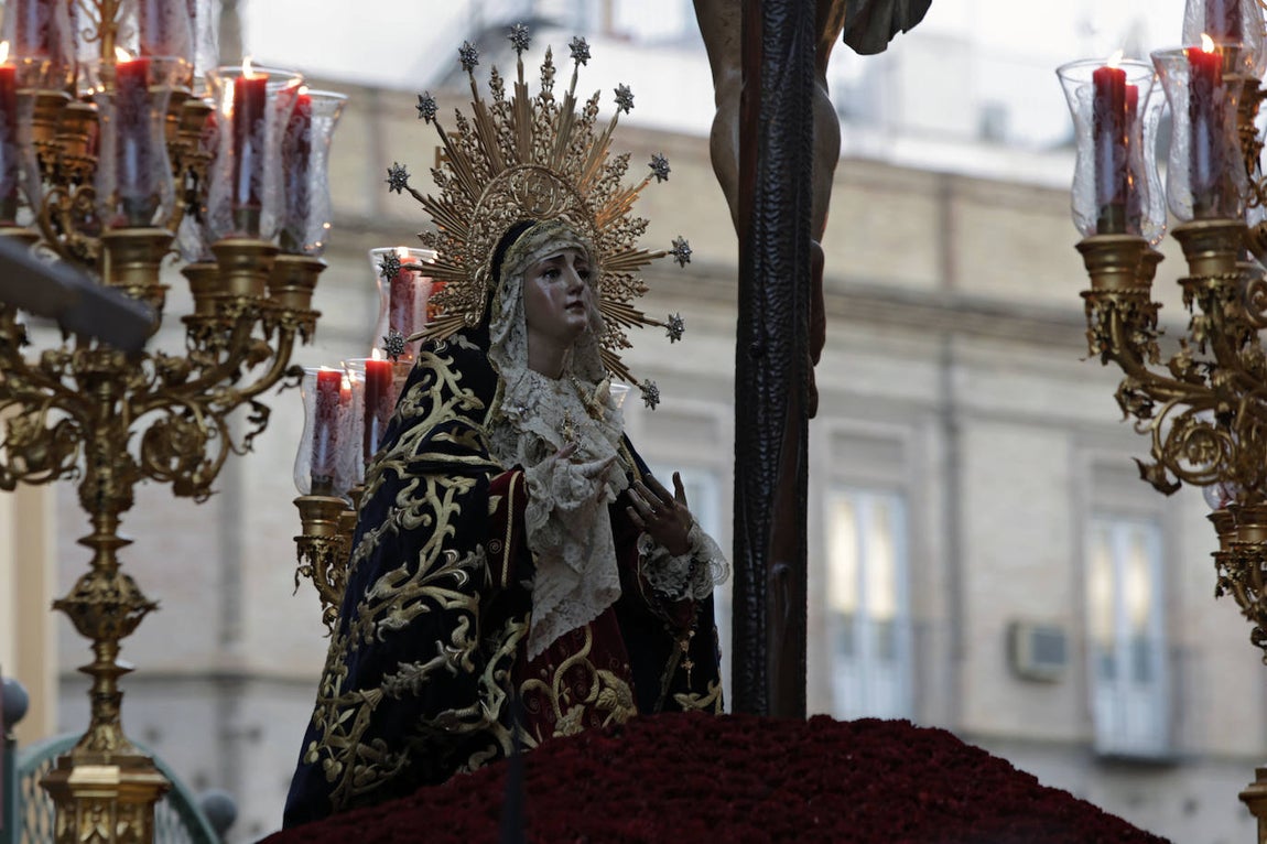 Imágenes de la Hermandad de Santa Cruz durante su estación de penitencia del Martes Santo
