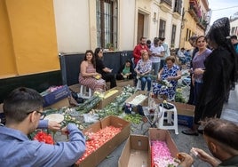 El otro Jueves Santo de Sevilla: entre pétalos y mantillas