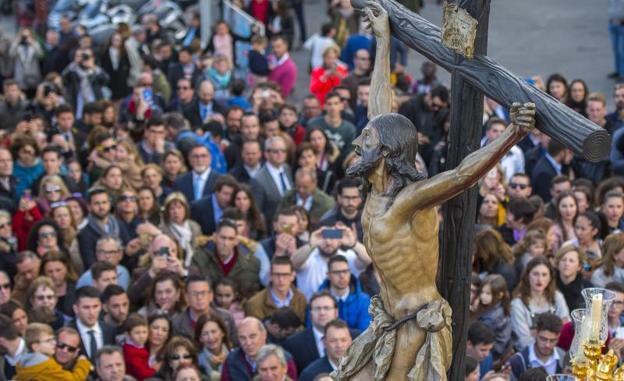 La multitud envuelve el paso del Cachorro por el Altozano