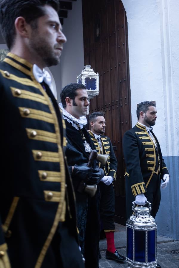 La hermandad de La Mortaje sale del antiguo convento de la Paz