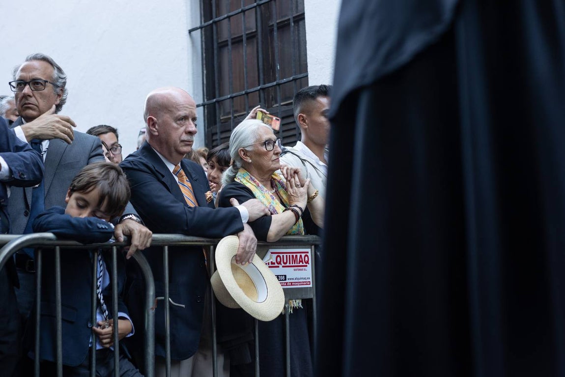 La hermandad de La Mortaje sale del antiguo convento de la Paz