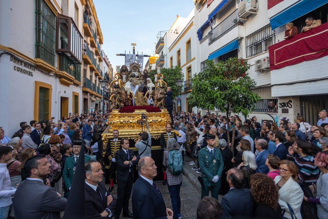 La hermandad de La Mortaje sale del antiguo convento de la Paz