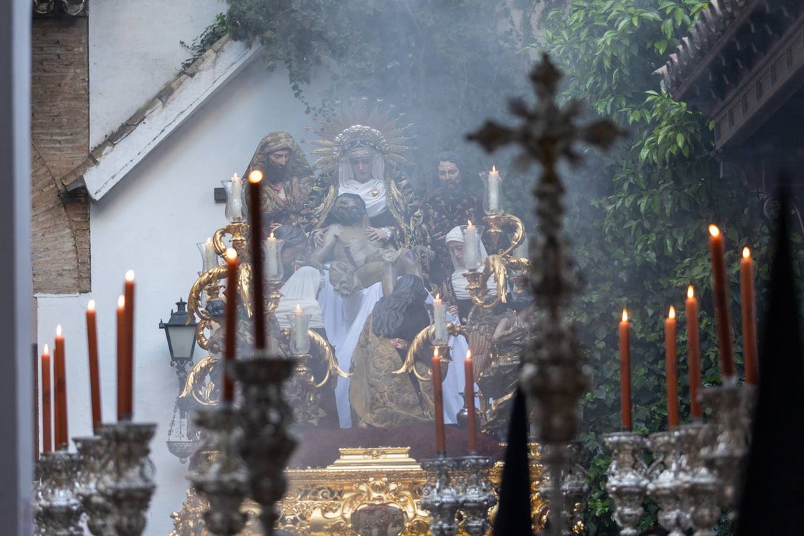 La hermandad de La Mortaje sale del antiguo convento de la Paz