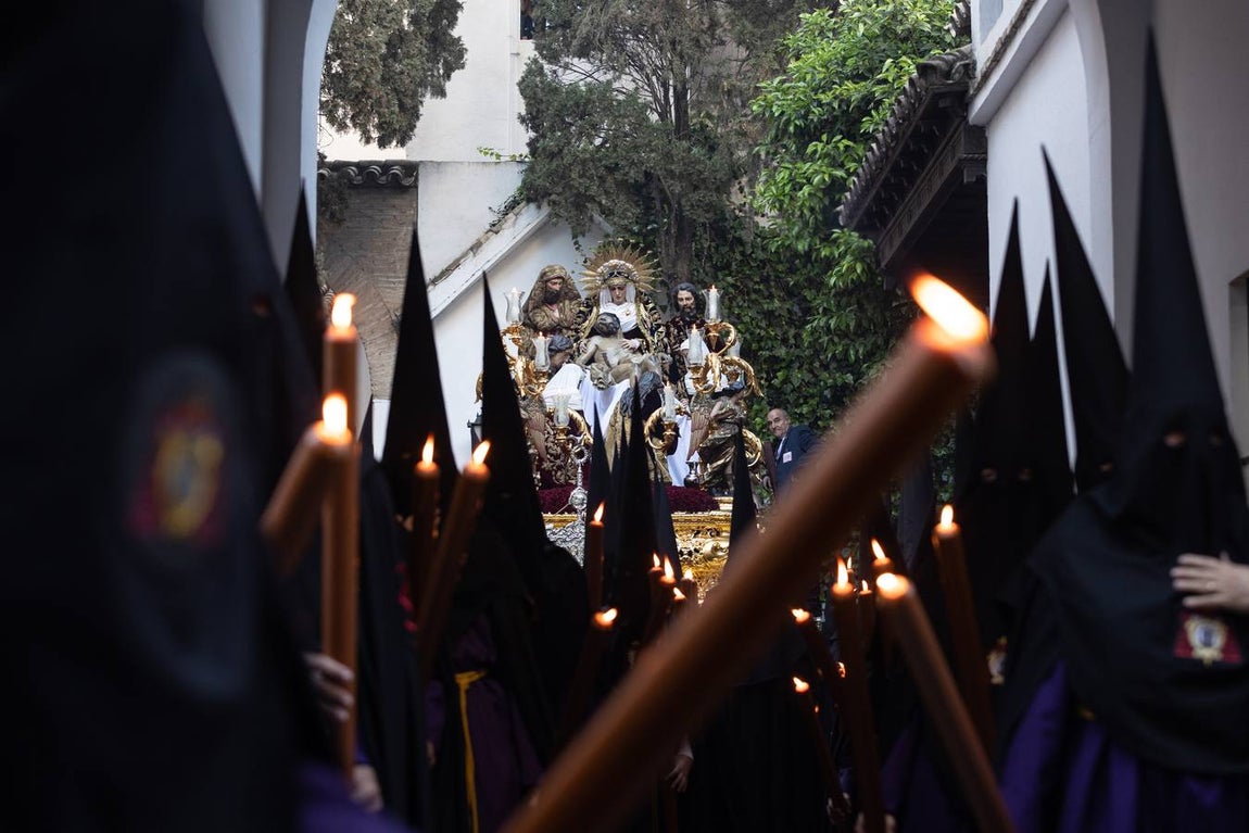 La hermandad de La Mortaje sale del antiguo convento de la Paz