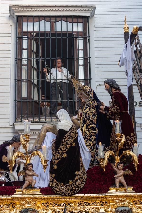 La hermandad de La Mortaje sale del antiguo convento de la Paz