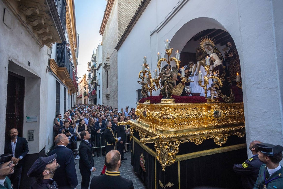 La hermandad de La Mortaje sale del antiguo convento de la Paz