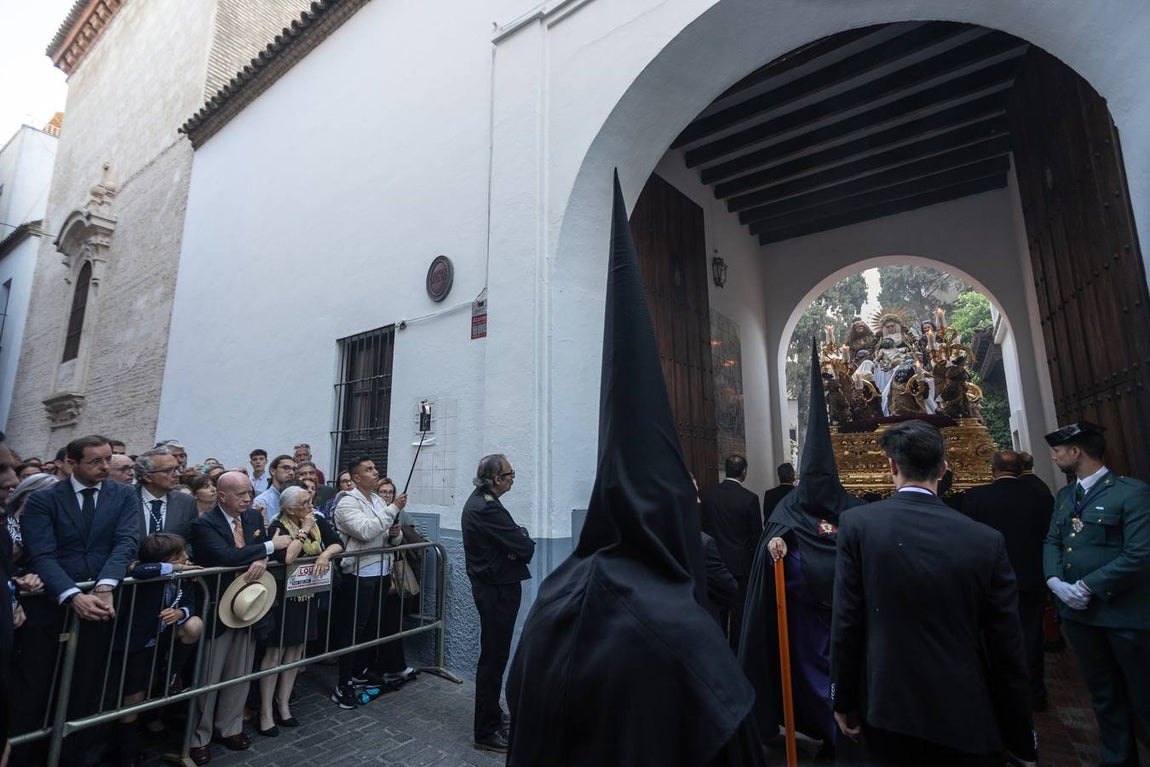 La hermandad de La Mortaje sale del antiguo convento de la Paz