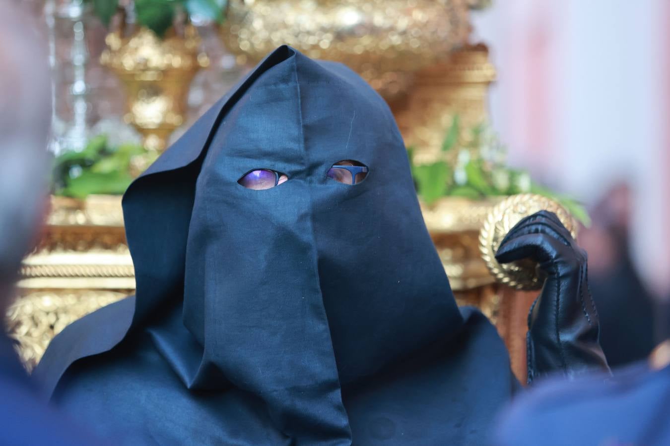 La hermandad de San Isidoro tras salir de su parroquia hacia la carrera oficial