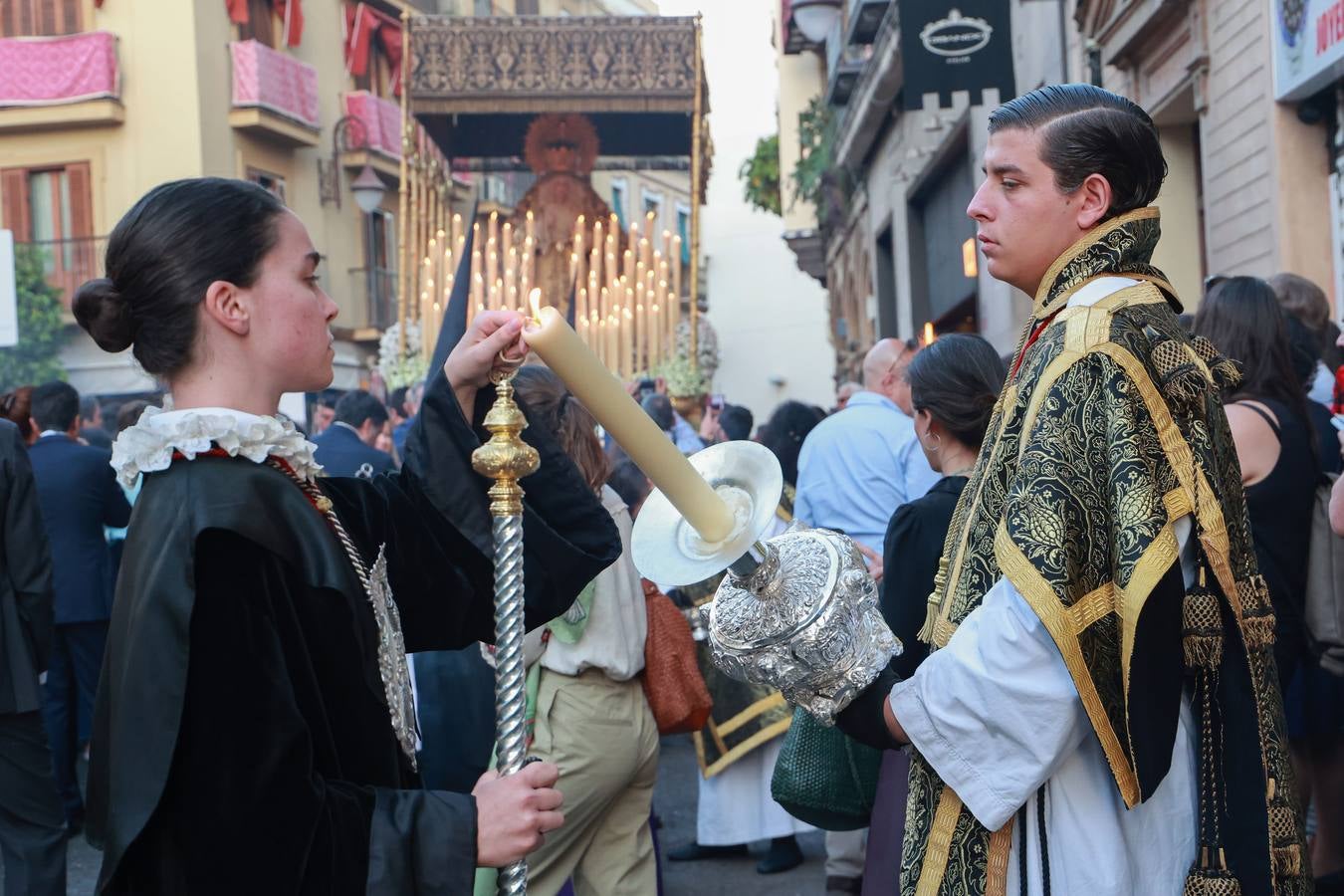 La hermandad de San Isidoro tras salir de su parroquia hacia la carrera oficial