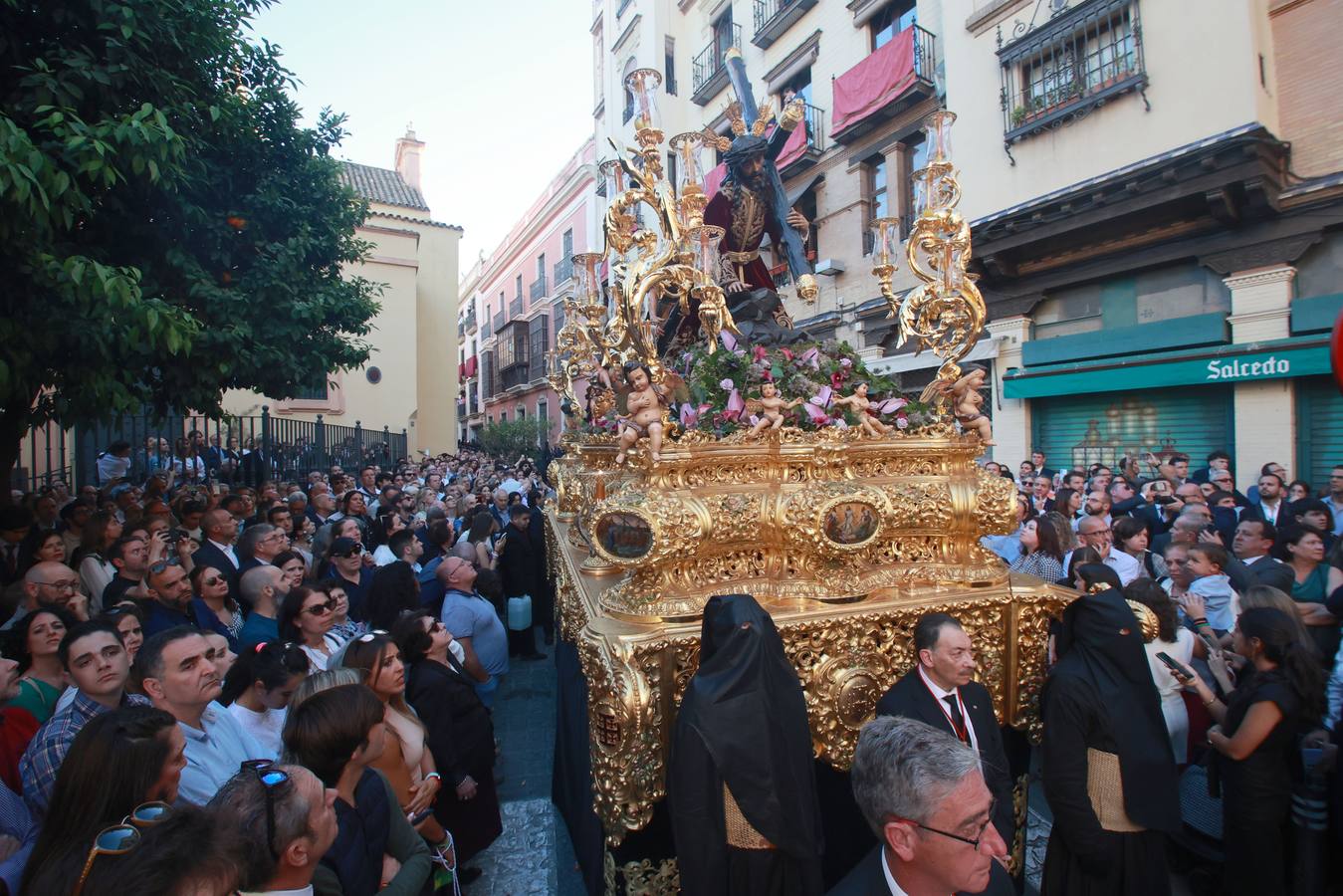 La hermandad de San Isidoro tras salir de su parroquia hacia la carrera oficial