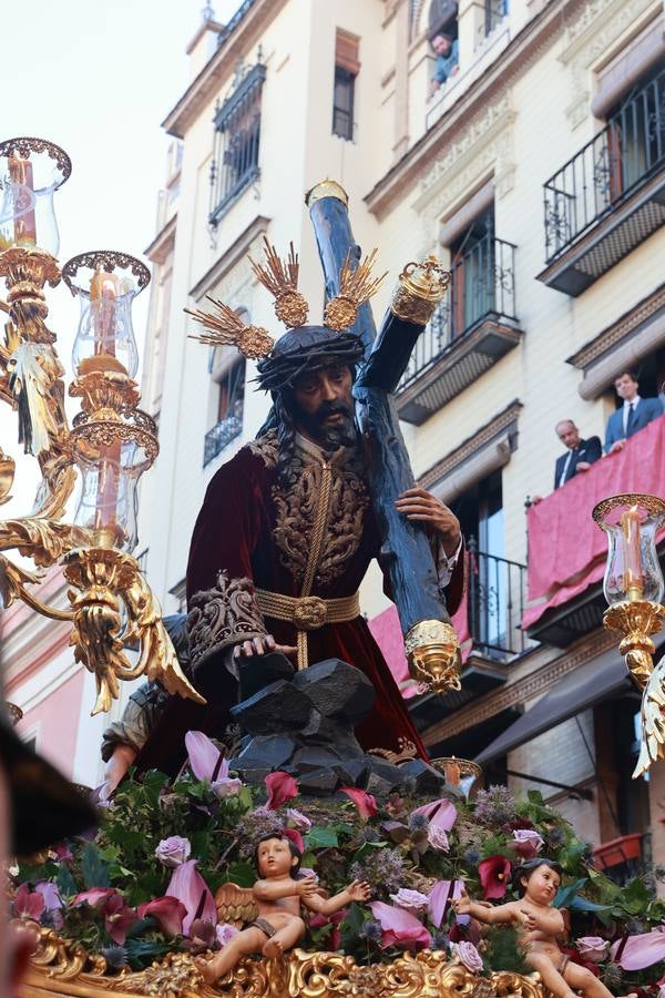 La hermandad de San Isidoro tras salir de su parroquia hacia la carrera oficial