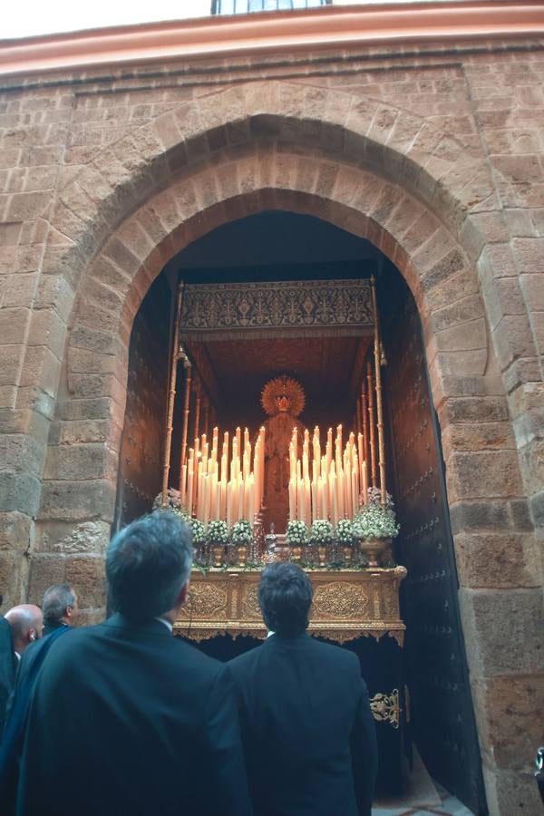 La hermandad de San Isidoro tras salir de su parroquia hacia la carrera oficial