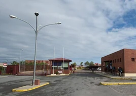 Un interno peligroso hiere a tres trabajadores en el hospital psiquiátrico penitenciario de Sevilla