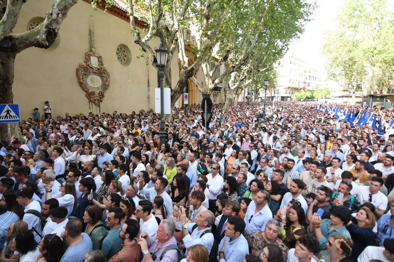 El entorno de la Magdalena ha vivido la salida consecutiva de tres pasos para el Santo Entierro Grande de 2023: Montserrat, Calvario y Quinta Angustia