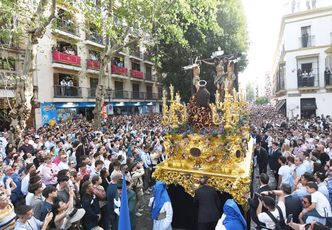 El entorno de la Magdalena ha vivido la salida consecutiva de tres pasos para el Santo Entierro Grande de 2023: Montserrat, Calvario y Quinta Angustia