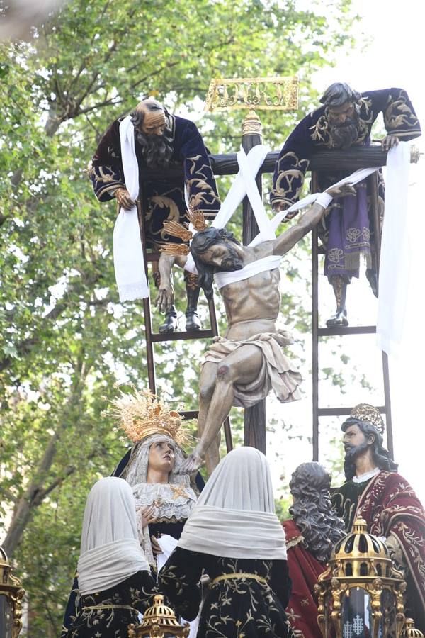 El entorno de la Magdalena ha vivido la salida consecutiva de tres pasos para el Santo Entierro Grande de 2023: Montserrat, Calvario y Quinta Angustia