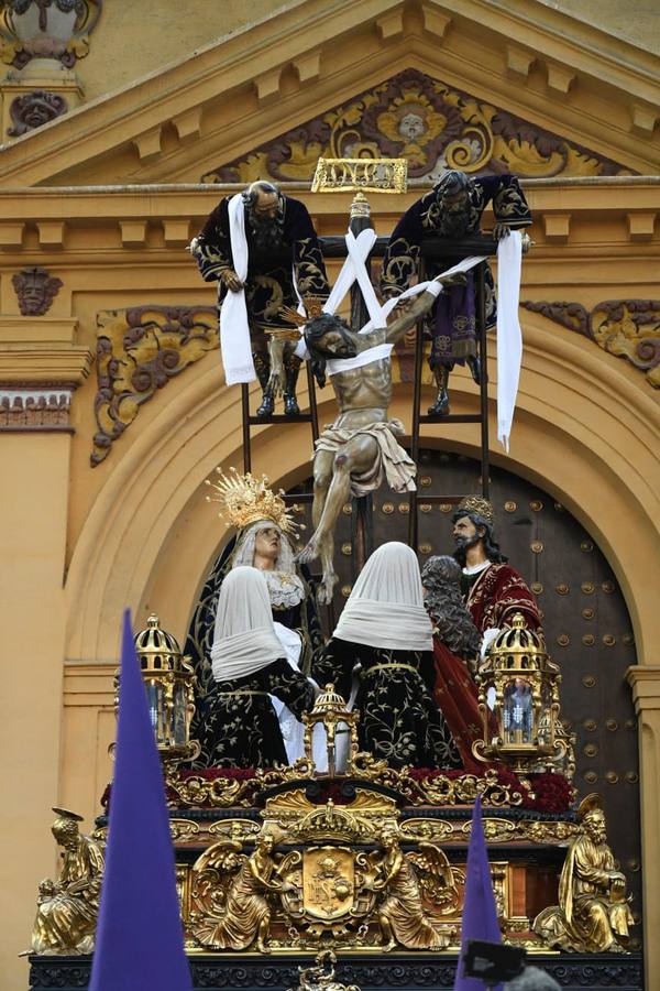 El entorno de la Magdalena ha vivido la salida consecutiva de tres pasos para el Santo Entierro Grande de 2023: Montserrat, Calvario y Quinta Angustia