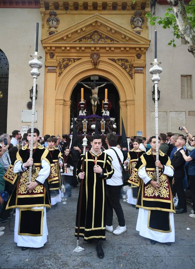 El entorno de la Magdalena ha vivido la salida consecutiva de tres pasos para el Santo Entierro Grande de 2023: Montserrat, Calvario y Quinta Angustia