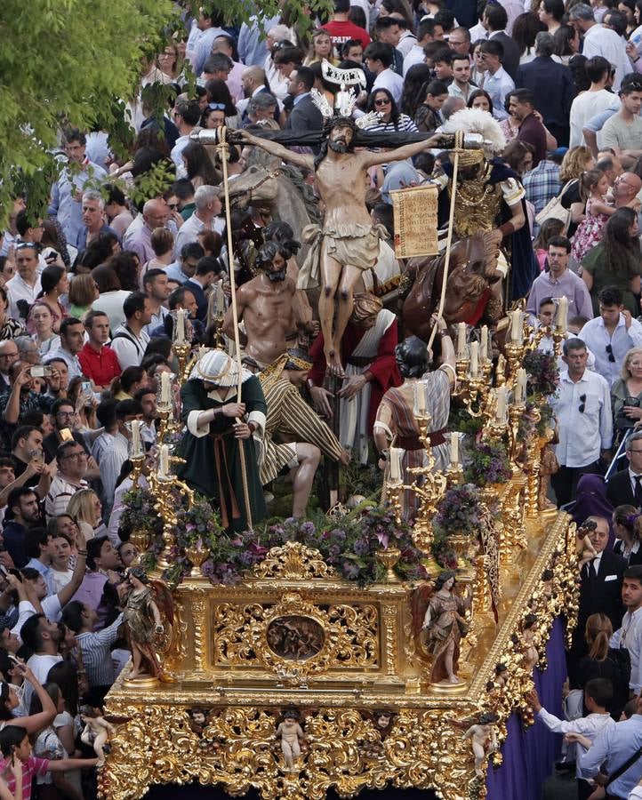 Los pasos que participan en el Santo Entierro Grande al principio de la Carrera Oficial en La Campana 