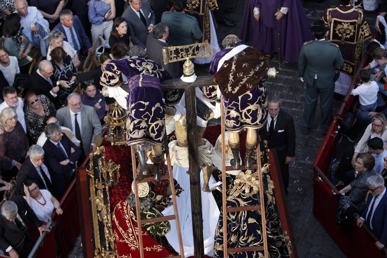 Los pasos que participan en el Santo Entierro Grande al principio de la Carrera Oficial en La Campana 
