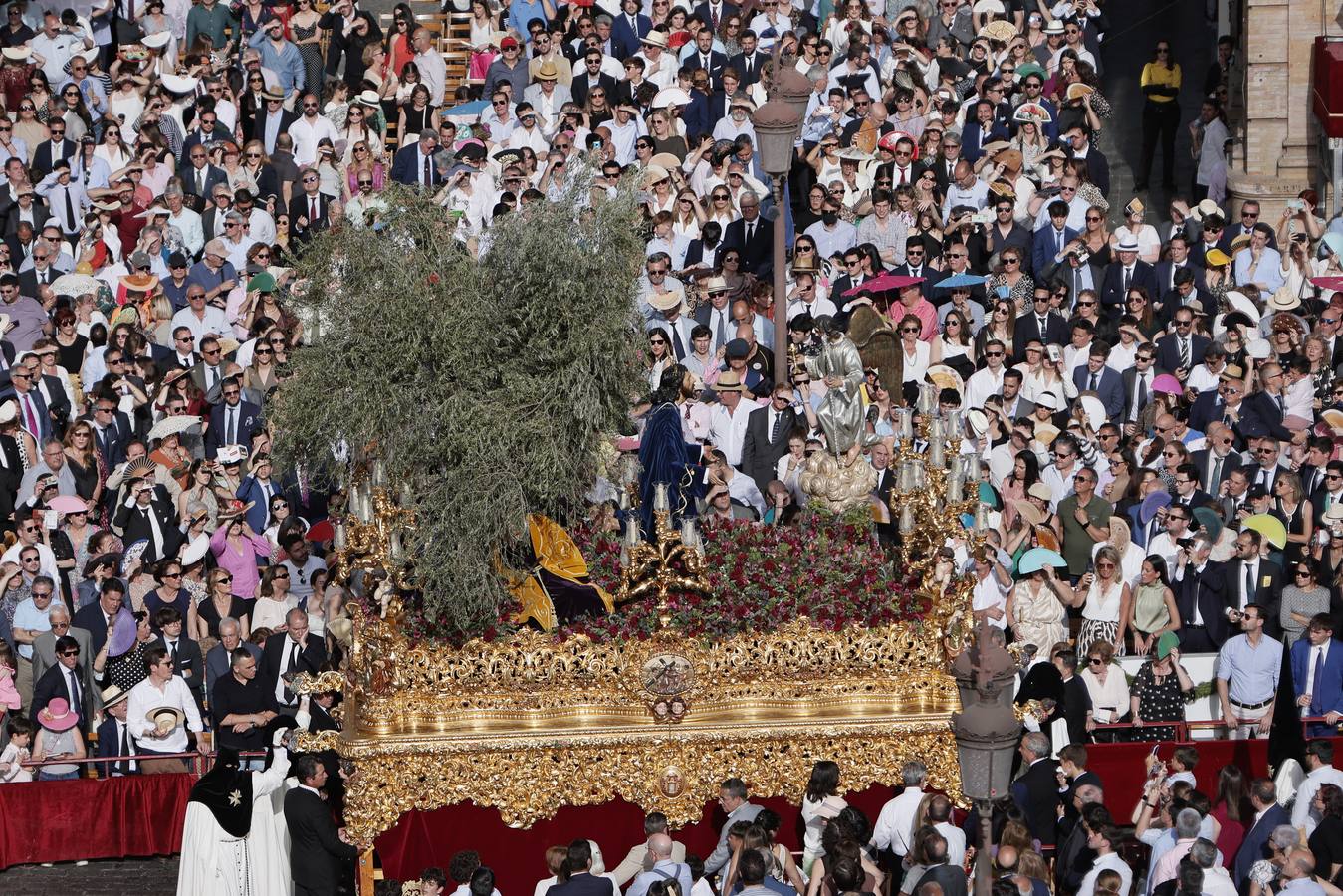 Los pasos que participan en el Santo Entierro Grande al principio de la Carrera Oficial en La Campana 