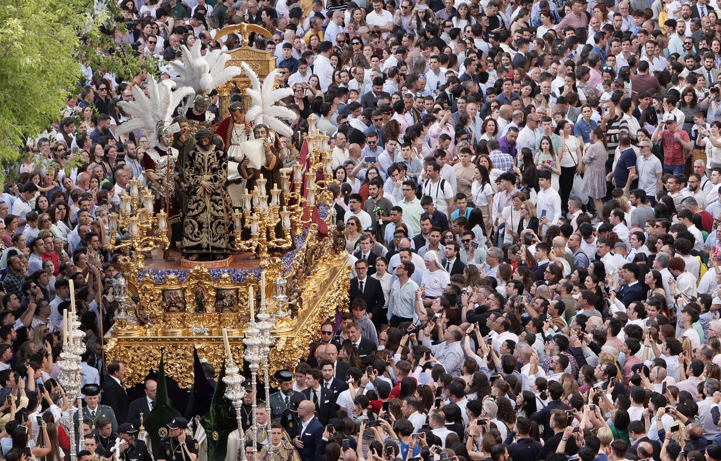 Los pasos que participan en el Santo Entierro Grande al principio de la Carrera Oficial en La Campana 