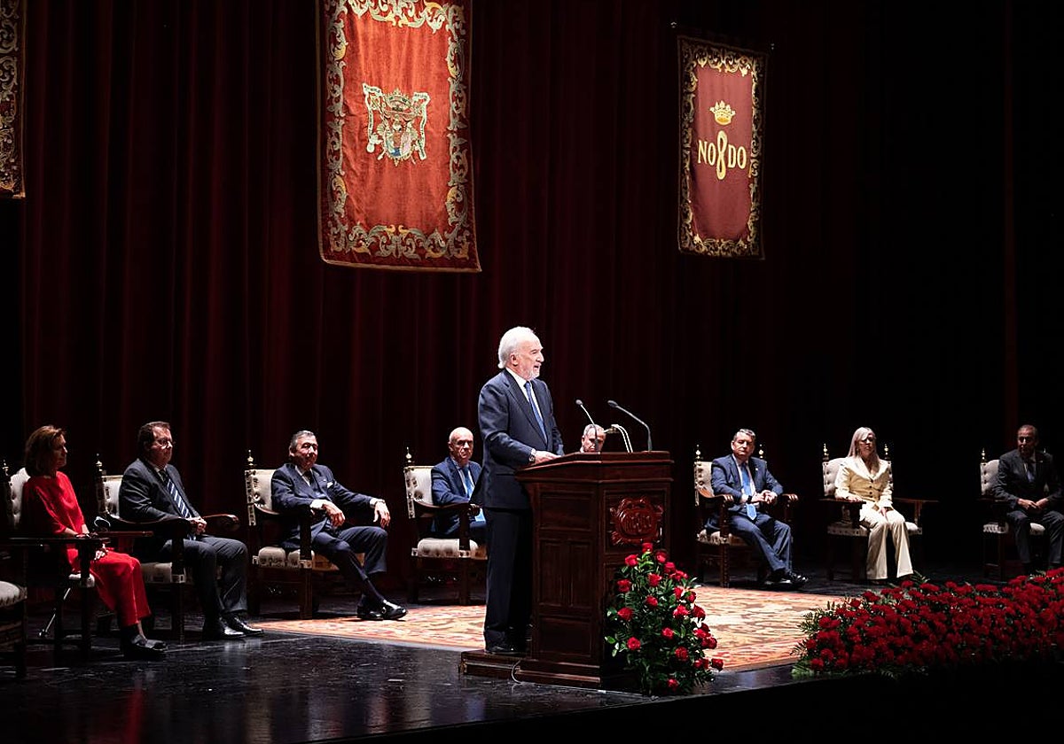 El pregonero en el escenario del teatro de la Maestranza