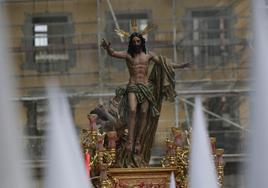 El paso de la hermandad de la Resurrección por la carrera oficial, en directo