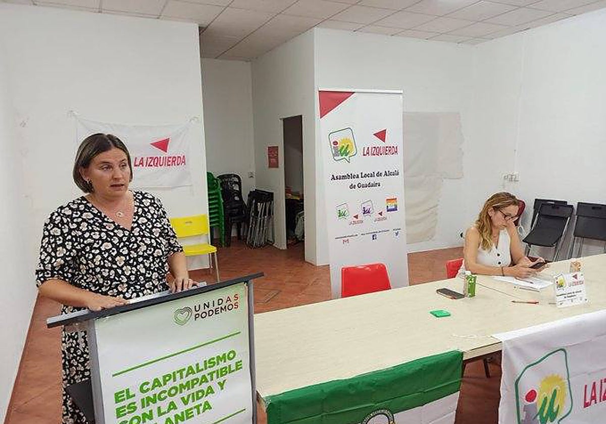 Nadia Ríos, de IU Alcalá de Guadaíra, en un acto de partido