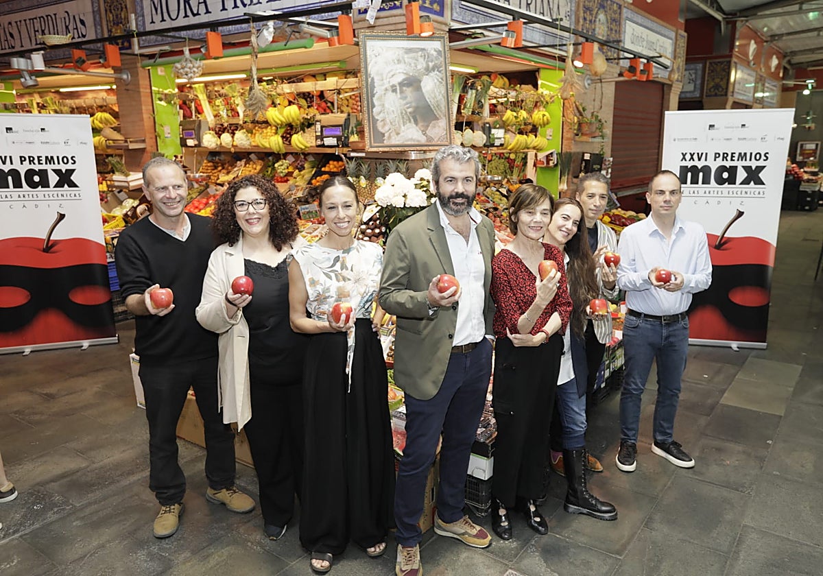Los candidatos andaluces a los Premios Max, reunidos este miércoles en Sevilla con el director de la SGAE en Andalucía, José Lucas Chaves coun una simbólica manzana en sus manos