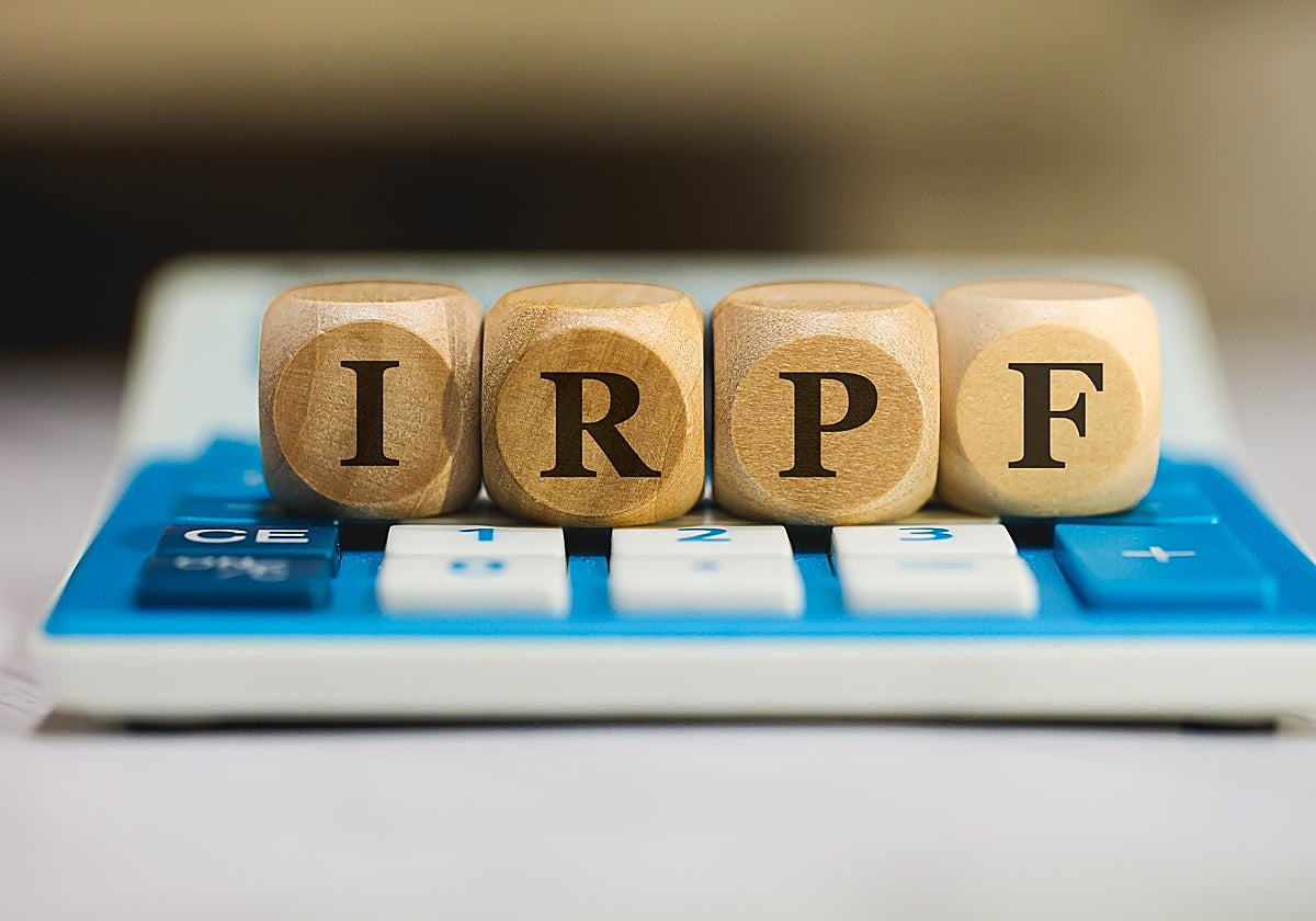 Fotografía de archivo de un cartel en el que aparecen inscritas las siglas IRPF sobre una calculadora