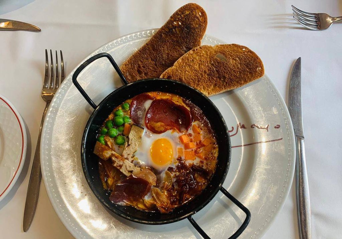 Una de las típicas tapas del restaurante Manolo Mayo: huevos a la flamenca