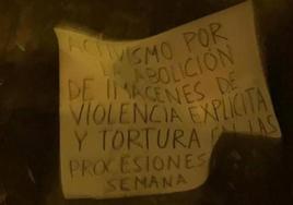 El activista que desplegó una pancarta ante el Cristo del Museo de Sevilla agredió a dos sanitarios cinco días antes