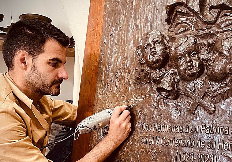 El imaginero de Dos Hermanas Antonio Luis Troya firma el monumento a Santa Ana
