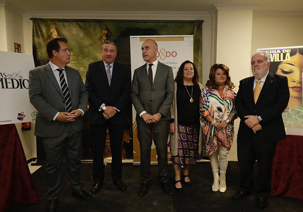 El alcalde, Antonio Muñoz, en el centro, durante la presentación de los actos del 50 aniversario